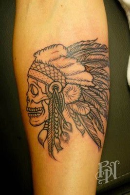 Tatouage plume dans une coiffe de crâne d'indien